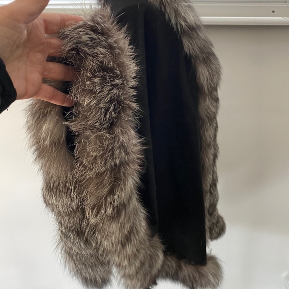 VOLARE New York Cashmere Black Shall with Fox Fur Trim - Picture 6 of 12